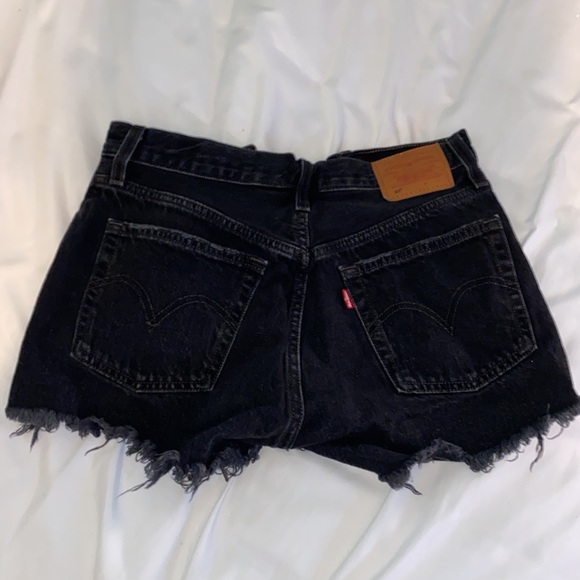 Black distressed Levi’s denim shorts. Size W26. High rise with 4 buttons. - Picture 4 of 5